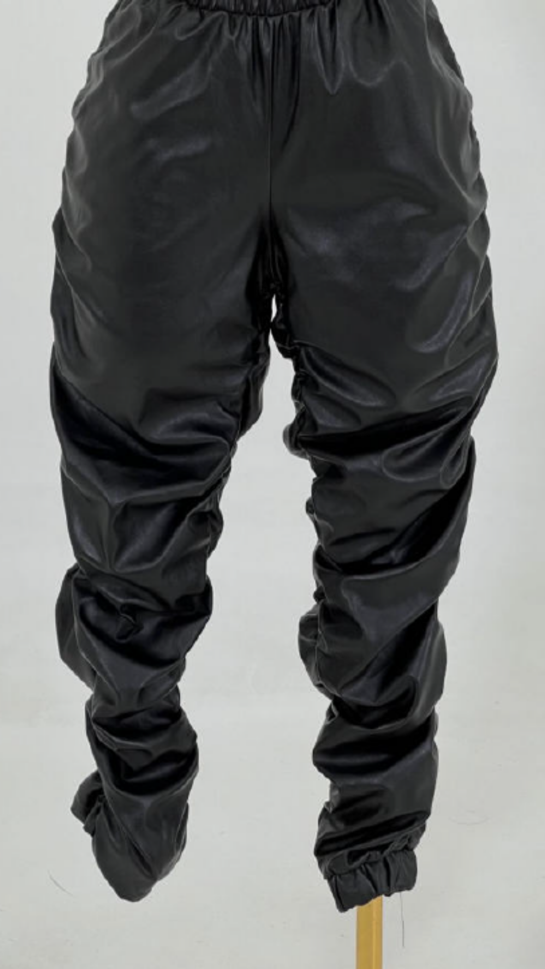 Pantalón jogger negro vinipiel